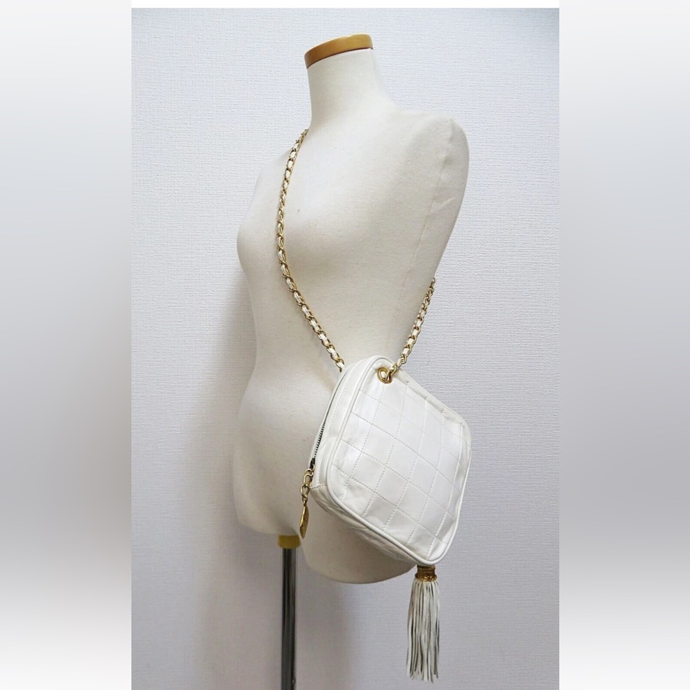 Elegant White Quilted Shoulder Bag - Picture 1 of 16